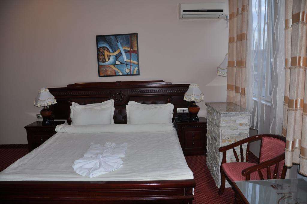 Hotel Royal Pristina Habitación foto